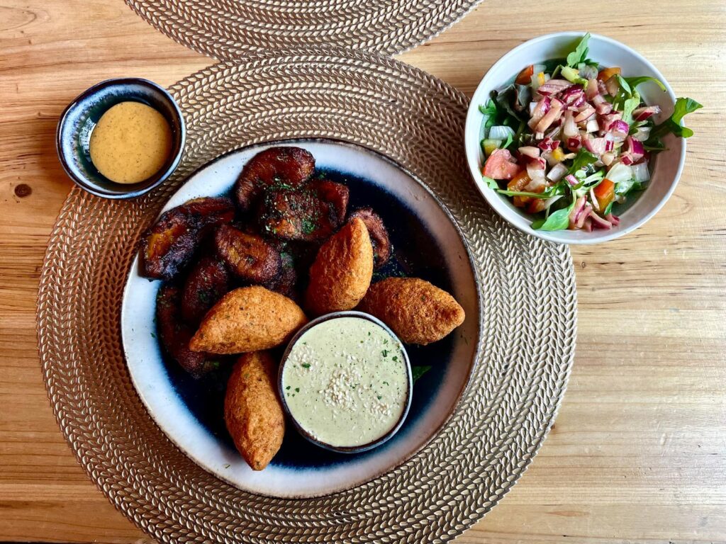 Accras de poulet, sauce à l&rsquo;ail