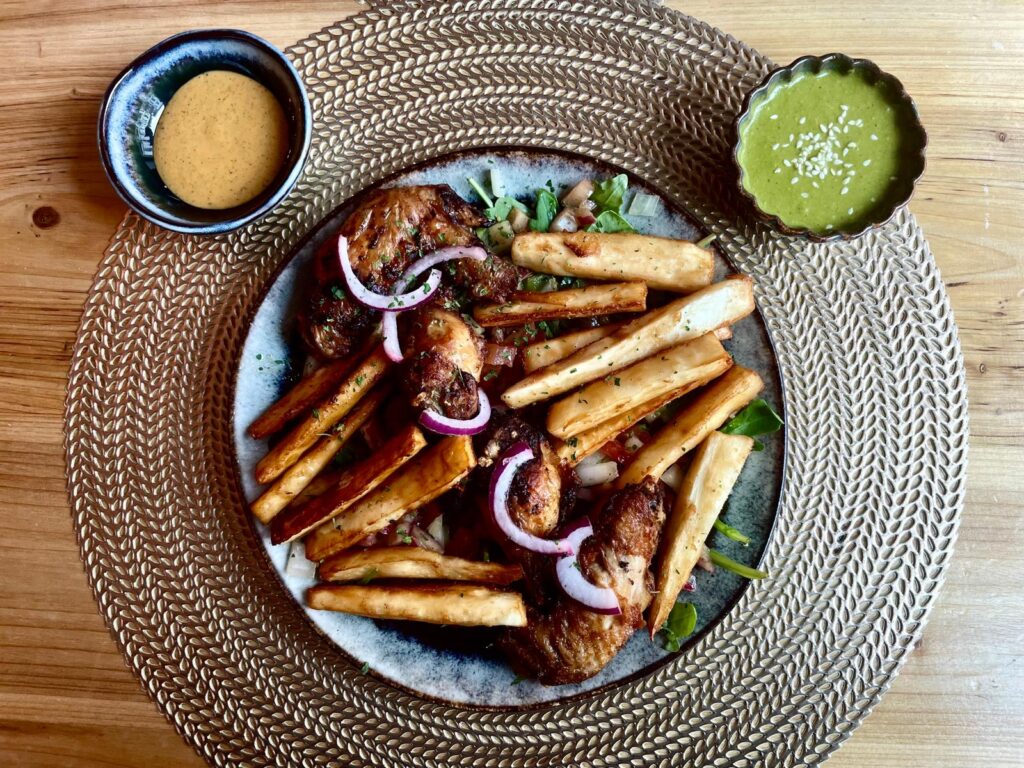 Ailes de poulet et frites de manioc