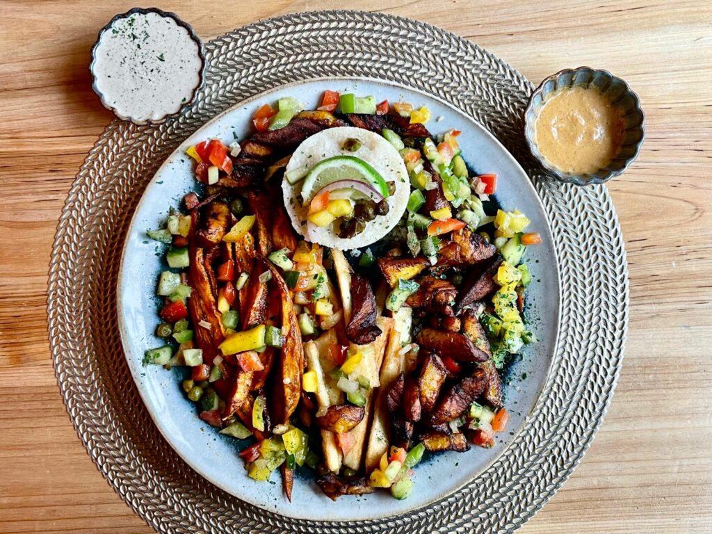 Riz ou attiéké avec légumes du jour